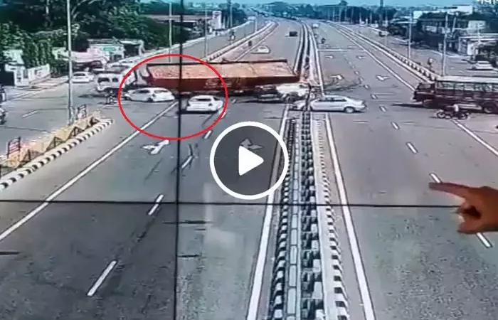 ड्राइवर ने तेज रफ्तार में मोड़ा 18 पहियों वाला ट्रक, दर्दनाक हादसा कैमरे में हुआ कैद