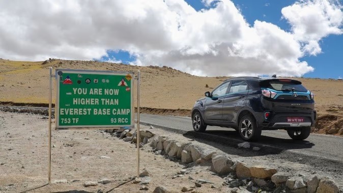 टाटा की इस इलेक्ट्रिक कार ने बनाया रिकॉर्ड, दुनिया की सबसे ऊंची मोटरेबल रोड पर पहुंची