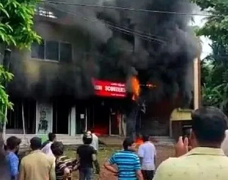 इलेक्ट्रिक स्कूटर चार्ज करते हुए शोरूम में आग, आठ की मौत