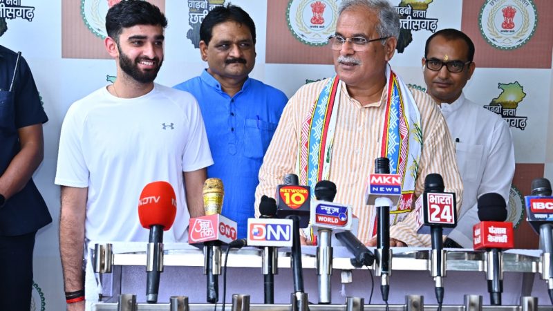 मुख्यमंत्री से भारतीय बैडमिंटन खिलाड़ी ईशान भटनागर ने की सौजन्य मुलाकात