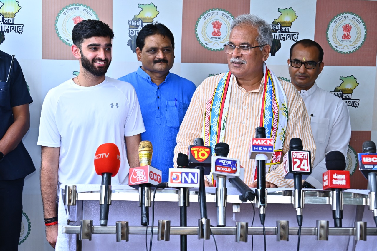 मुख्यमंत्री से भारतीय बैडमिंटन खिलाड़ी ईशान भटनागर ने की सौजन्य मुलाकात