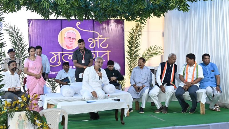 भेंट-मुलाकात : मुख्यमंत्री बघेल ने ग्राम राजपुर में की कई घोषणाएं