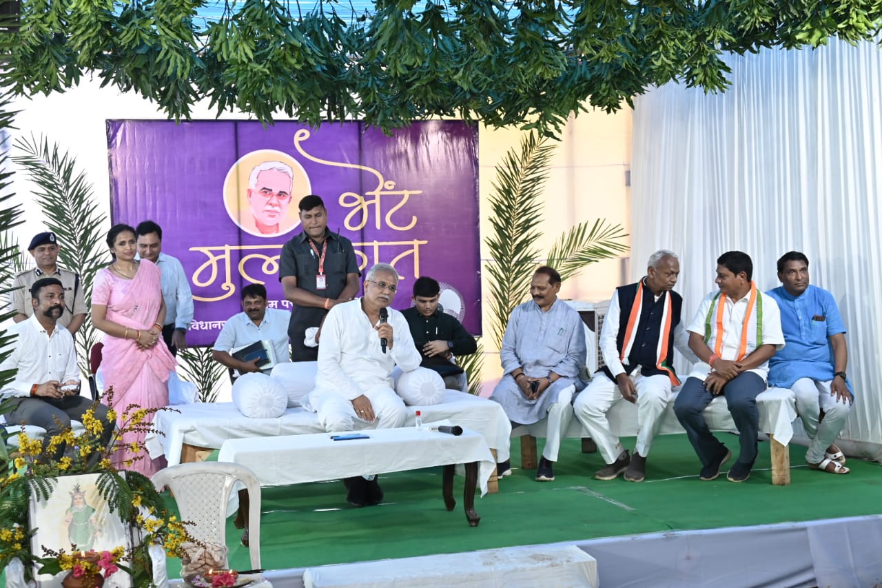 भेंट-मुलाकात : मुख्यमंत्री बघेल ने ग्राम राजपुर में की कई घोषणाएं