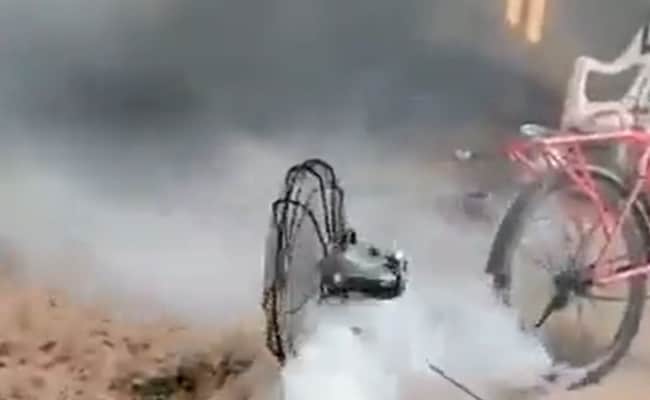 मच्छर भगाने के लिए शख्स ने लगाया देसी जुगाड़, लोगों ने कहा- ‘जुगाड़ ऑफ़ ईयर’, देखें वीडियो