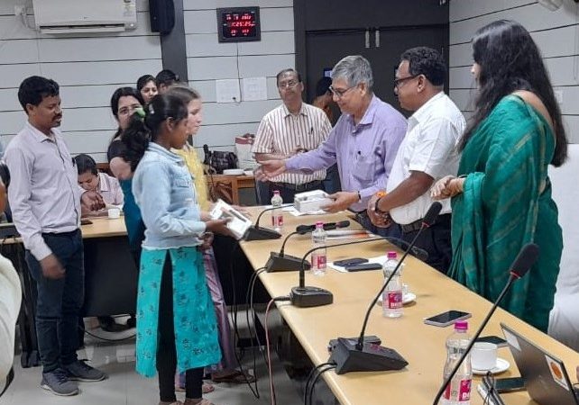 समावेशी शिक्षा : दृष्टिबाधित स्कूली बच्चों को स्मार्टफोन के जरिए मिलेगी अध्ययन सामग्री