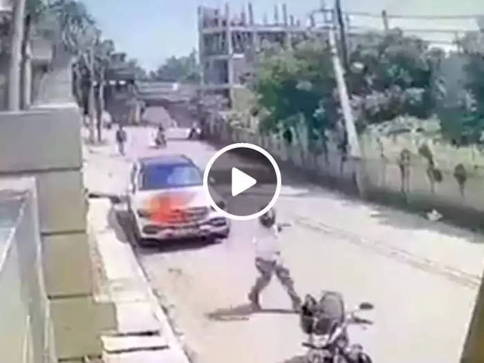 टाइल्स के काम के नहीं मिले पूरे पैसे, मिस्त्री ने शख्स की मर्सिडीज में आग लगा दी