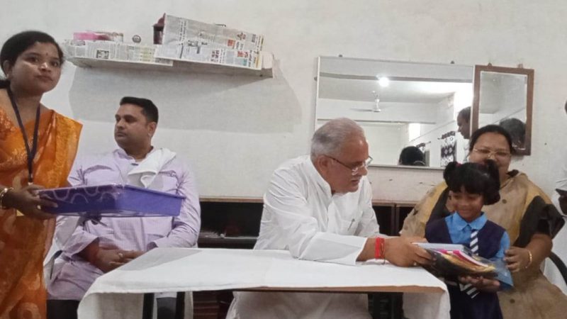 मुख्यमंत्री का बालिका छात्रावास में सरप्राइज़ विजिट