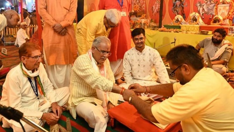 मुख्यमंत्री बघेल नवरात्रि के अवसर पर दुर्ग में स्थित सती चौरा मंदिर में माता जी की दर्शनकर प्रदेश की सुख-समृद्धि की कामना की