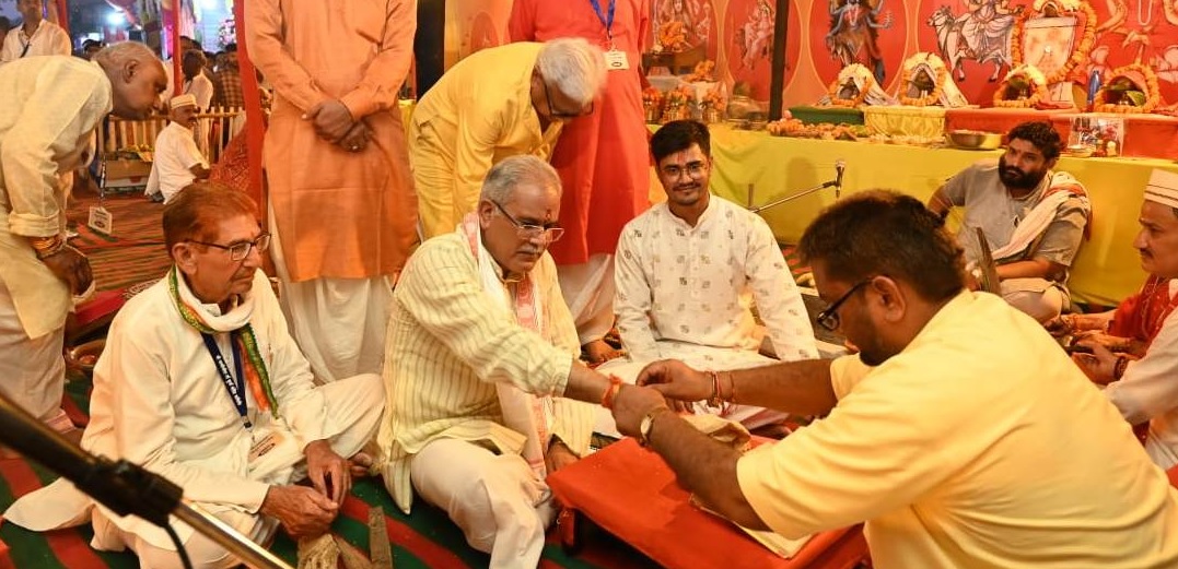 मुख्यमंत्री बघेल नवरात्रि के अवसर पर दुर्ग में स्थित सती चौरा मंदिर में माता जी की दर्शनकर प्रदेश की सुख-समृद्धि की कामना की