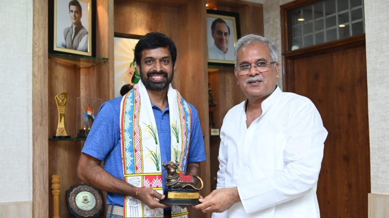 मुख्यमंत्री बघेल से भारतीय बैडमिंटन टीम के राष्ट्रीय कोच गोपीचंद ने की सौजन्य मुलाकात