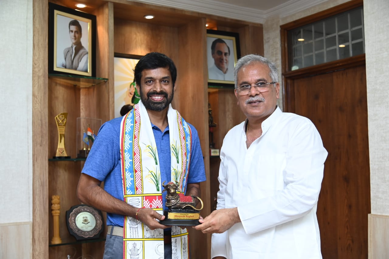 मुख्यमंत्री बघेल से भारतीय बैडमिंटन टीम के राष्ट्रीय कोच गोपीचंद ने की सौजन्य मुलाकात