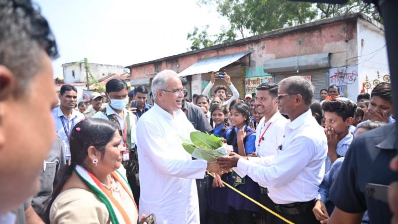 मुख्यमंत्री बघेल का रोड शो… ग्रामीणों ने किया जोरदार स्वागत