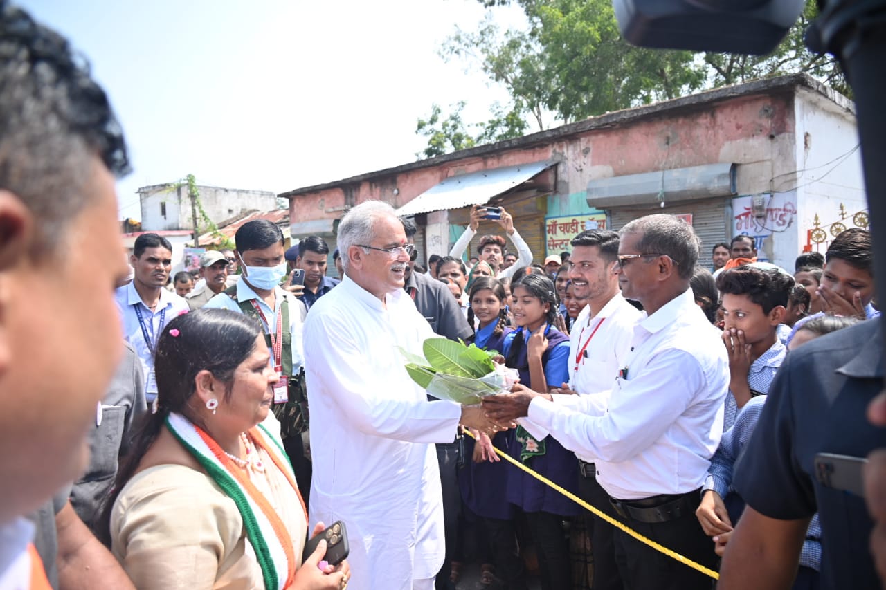 मुख्यमंत्री बघेल का रोड शो… ग्रामीणों ने किया जोरदार स्वागत