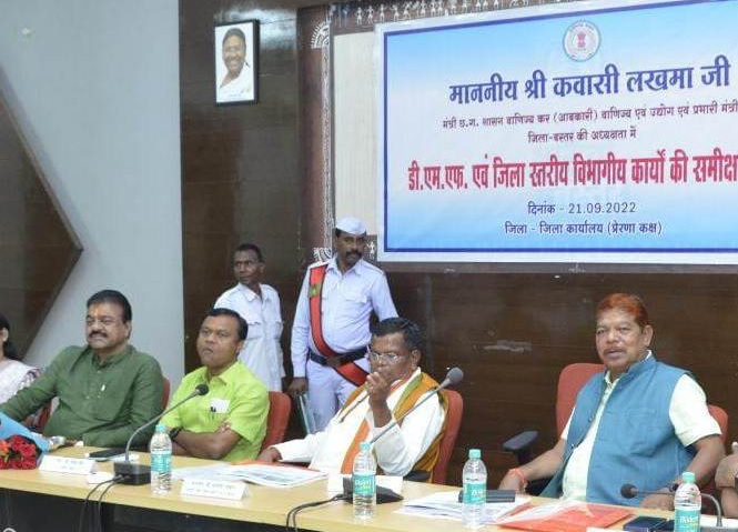 उद्योग मंत्री श्री लखमा ने बस्तर जिले में विकास कार्यों की गति बढ़ाने दिए निर्देश