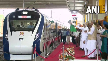प्रधानमंत्री मोदी ने दिखाई हरी झंडी… देश को मिली तीसरी सेमी हाई स्पीड ट्रेन वंदे भारत एक्सप्रेस