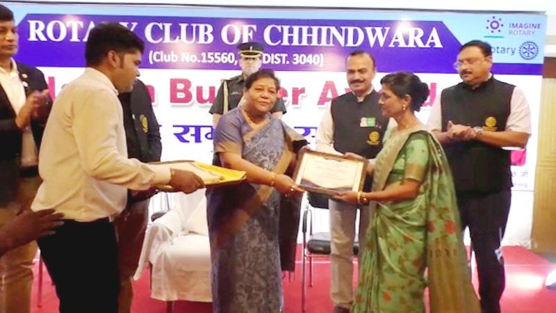 राज्यपाल सुश्री उइके रोटरी क्लब छिन्दवाड़ा द्वारा आयोजित शिक्षक सम्मान समारोह में हुई शामिल