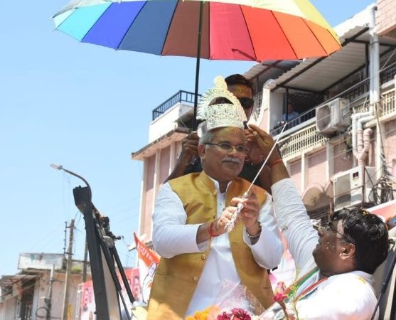 मुख्यमंत्री को चांदी का मुकुट तथा तलवार की गई भेंट