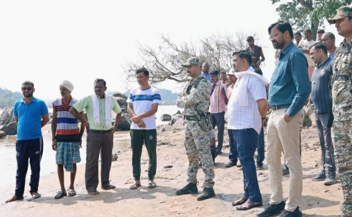 धुर नक्सली क्षेत्र में पहुंचे विधायक कलेक्टर एवं एसपी