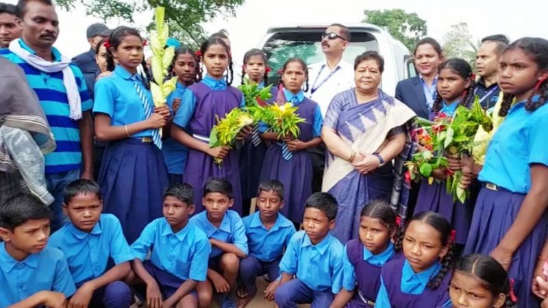 राज्यपाल की सहजता से प्रभावित हुए बच्चे