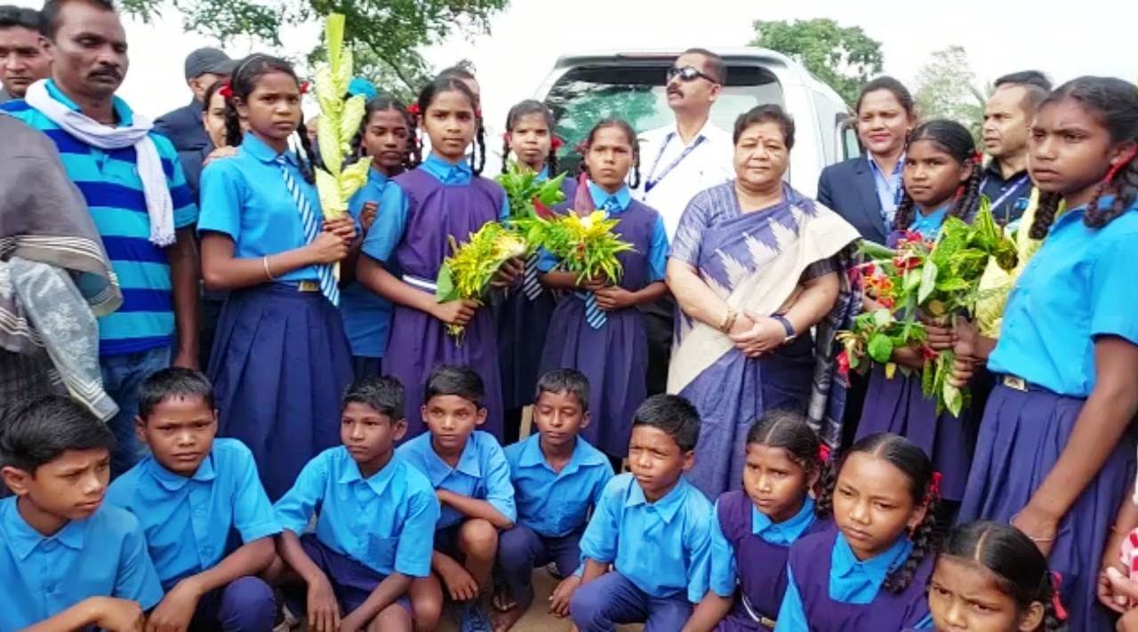 राज्यपाल की सहजता से प्रभावित हुए बच्चे