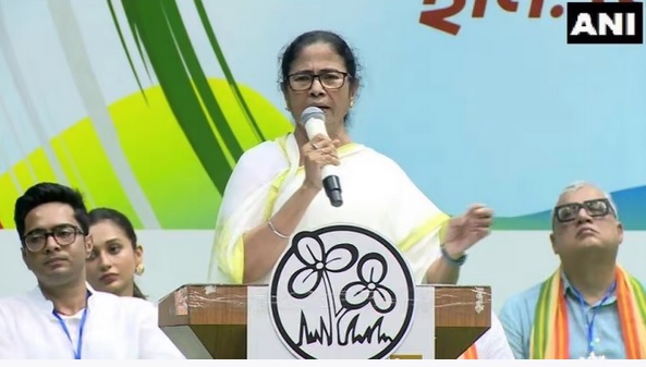 नेताजी प्रतिमा लोकार्पण समारोह के न्यौते की भाषा से ममता नाराज, कहा- क्या मैं केंद्र की बंधुआ मजदूर?