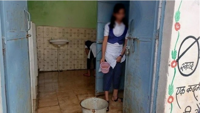 शर्मनाक तस्वीर… मंत्री की विधानसभा में टॉयलेट साफ कर रहीं छात्राएं
