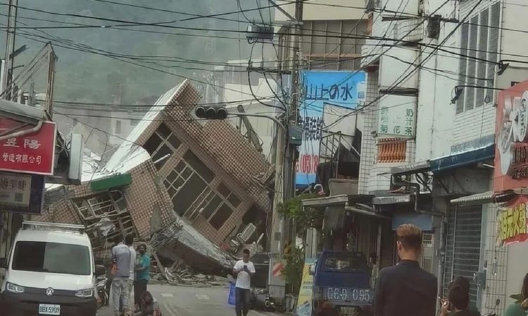 ट्रेन के डिब्बे पलटे, कई घर तबाह… ताइवान में 24 घंटे के अंदर तीन बड़े भूकंप