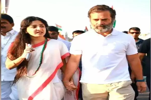 राहुल ने पकड़ा अभिनेत्री का हाथ,  मचा बवाल