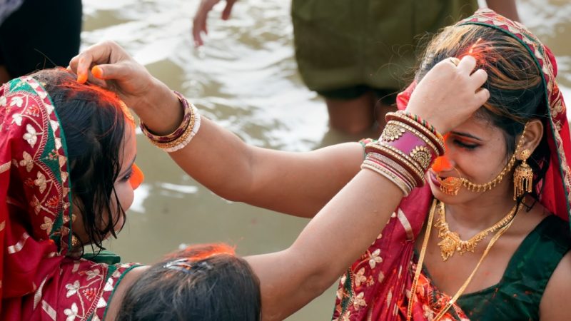 छठ पूजा की धूम… डूबते सूर्य को अर्घ्य…