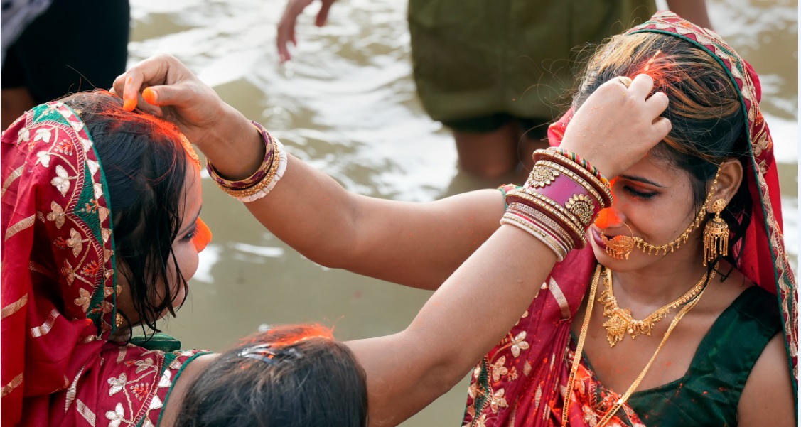 छठ पूजा की धूम… डूबते सूर्य को अर्घ्य…