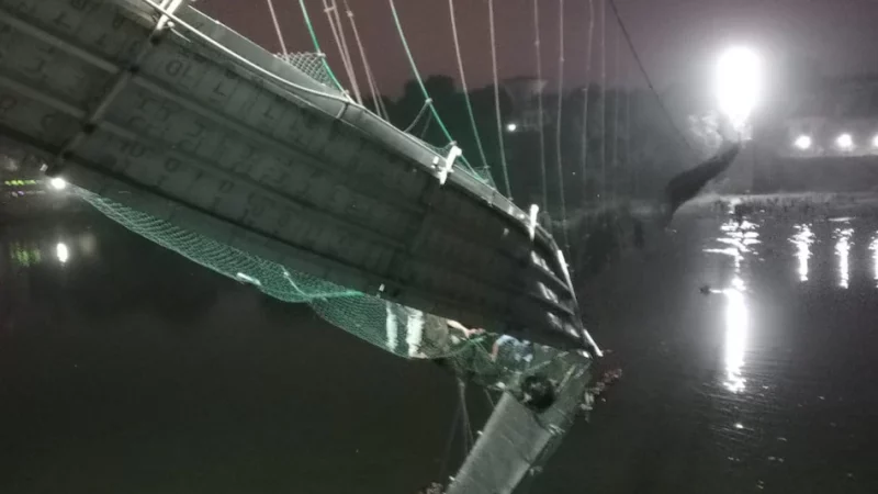 140 साल से भी ज्यादा पुराना पुल टूटा, सैकड़ों डूबे, 60 की मौत, कई लापता