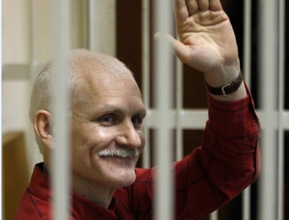 जेल में बंद बेलारूस के अधिकार कार्यकर्ता, रूसी-यूक्रेनी संगठन को शांति का नोबेल