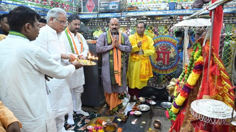 मुख्यमंत्री बघेल ने ग्राम हसौद में आदिशक्ति माँ महामाया देवी का किया दर्शन