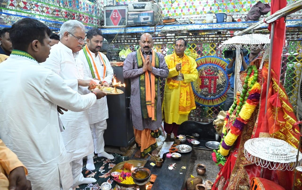 मुख्यमंत्री बघेल ने ग्राम हसौद में आदिशक्ति माँ महामाया देवी का किया दर्शन