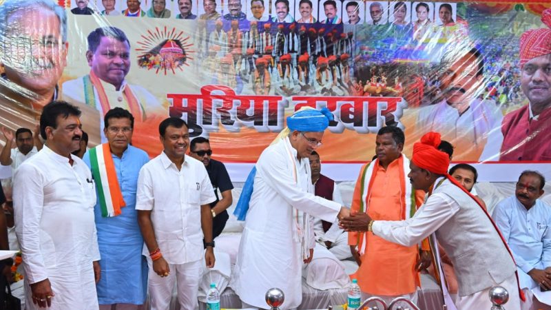 विश्व प्रसिद्ध बस्तर दशहरा पर्व के ऐतिहासिक मुरिया दरबार में शामिल हुए cm  बघेल