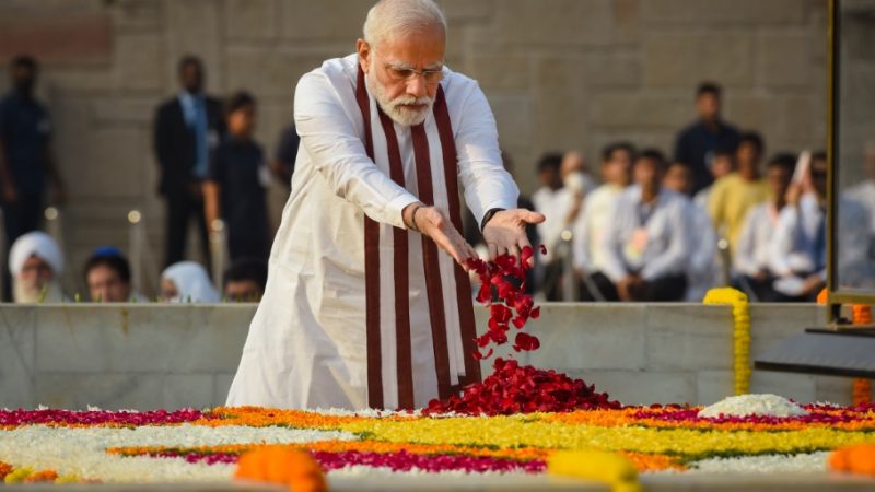 -पीएम मोदी ने राजघाट पहुंचकर बापू को दी श्रद्धांजलि… बोले- ‘हमेशा बापू के आदर्शों पर खरे उतरें