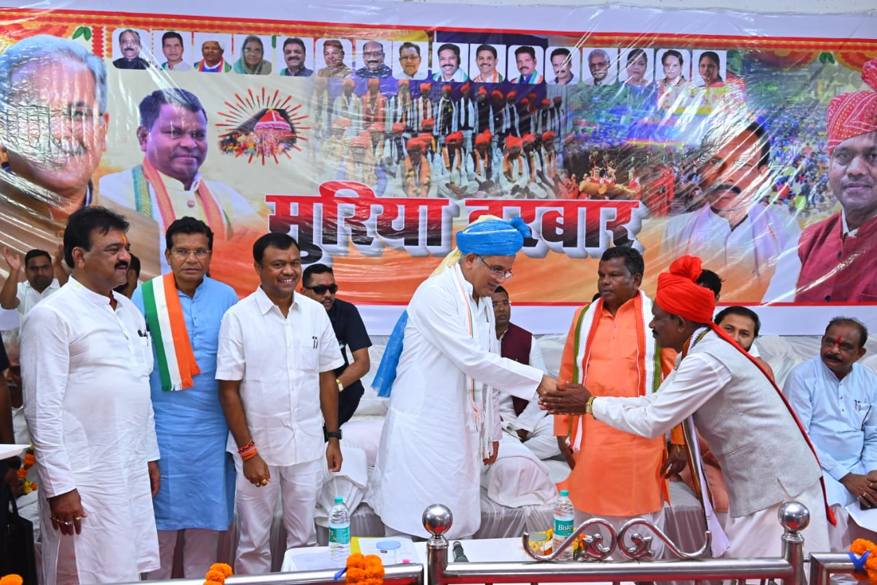 विश्व प्रसिद्ध बस्तर दशहरा पर्व के ऐतिहासिक मुरिया दरबार में शामिल हुए cm  बघेल