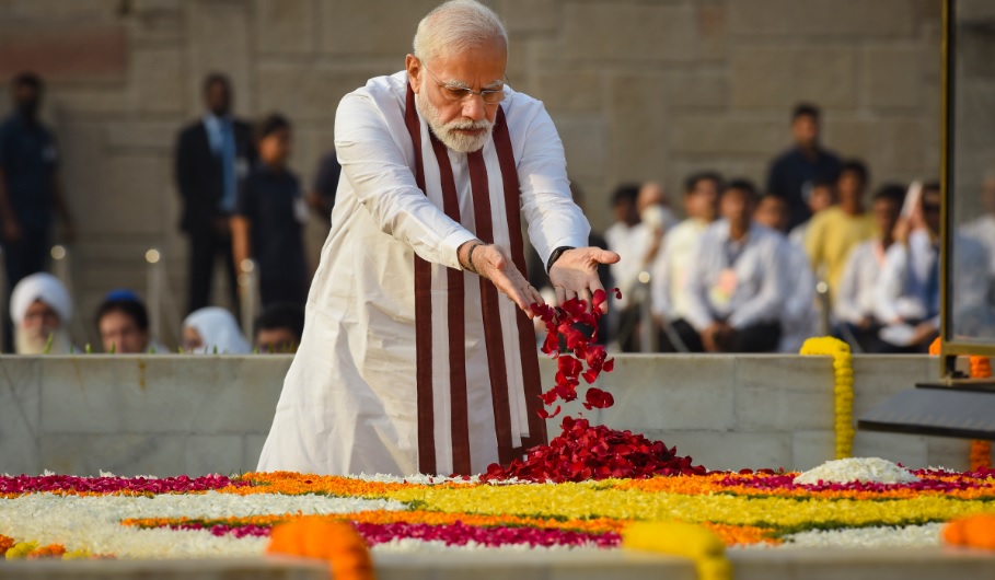 -पीएम मोदी ने राजघाट पहुंचकर बापू को दी श्रद्धांजलि… बोले- ‘हमेशा बापू के आदर्शों पर खरे उतरें