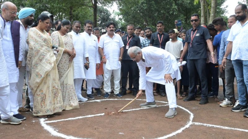 मुख्यमंत्री बघेल ने गिल्ली डंडा में आजमाया हाथ