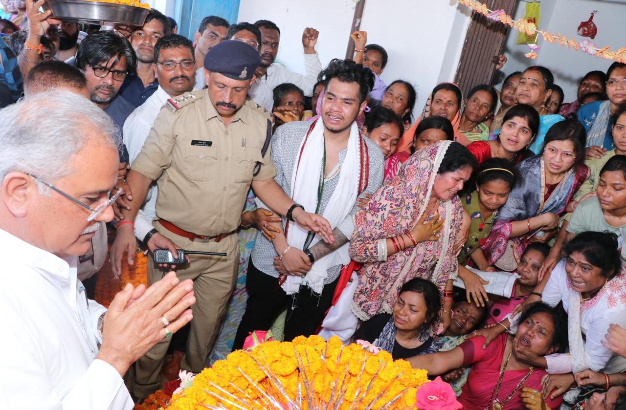 राजकीय सम्मान के साथ विधानसभा उपाध्यक्ष मण्डावी को दी गई अंतिम विदाई