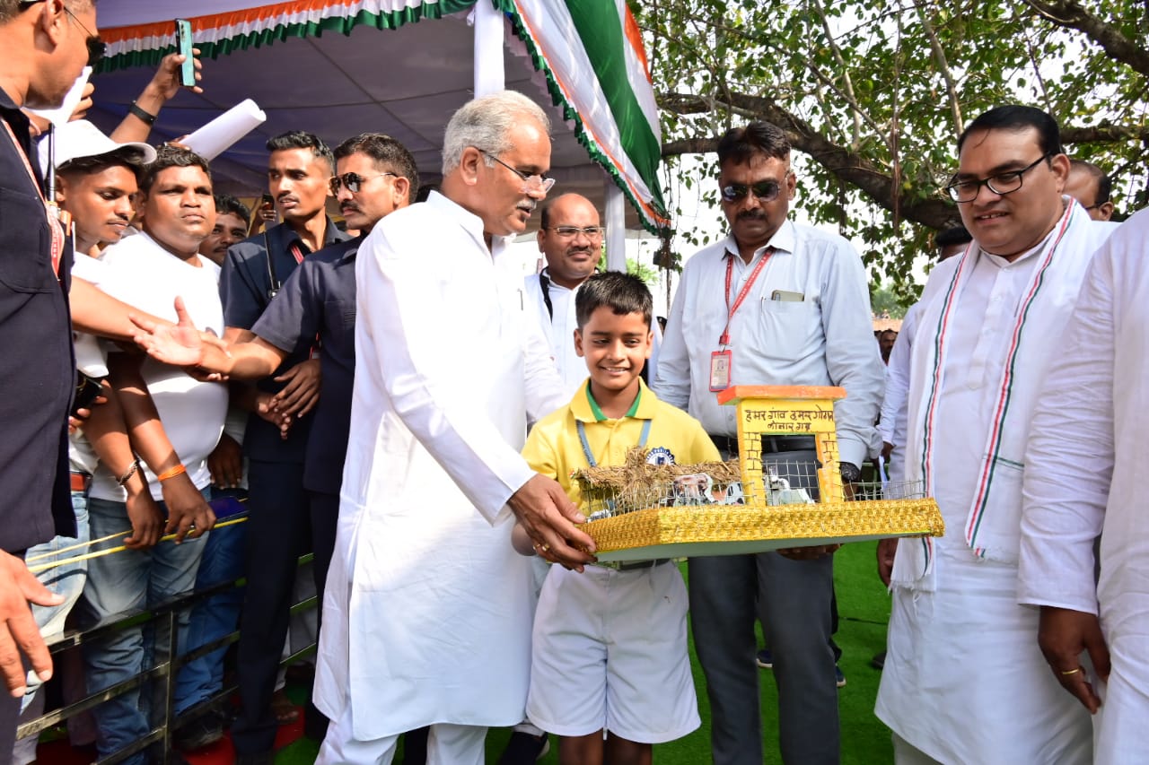 5वीं के आरव ने मुख्यमंत्री बघेल को भेंट किया आदर्श गौठान का मॉडल