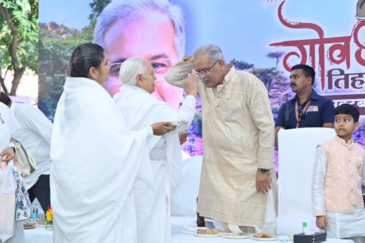 प्रजापिता ब्रम्हकुमारी ईश्वरीय विश्वविद्यालय की बहनों ने मुख्यमंत्री बघेल को दीपावली की शुभकामना दीं