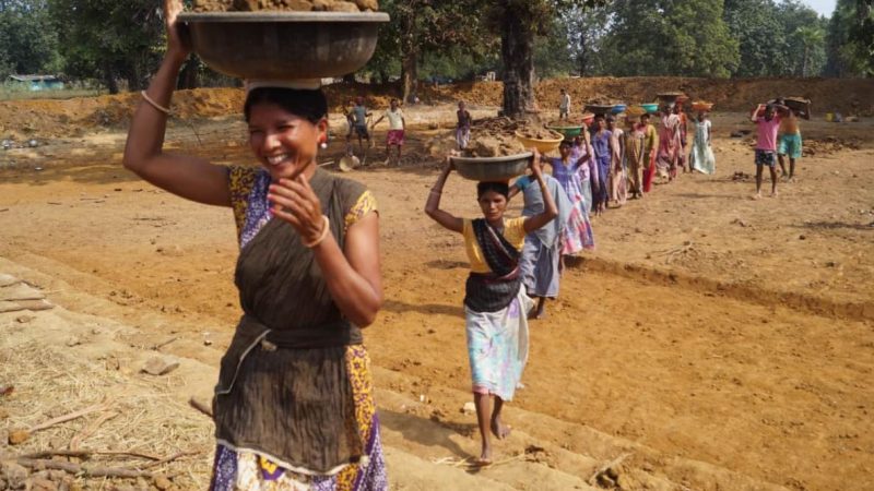 संवेदनशील गांवों में बह रही विकास की बयार : निर्माण एवं विकास कार्यों से ग्रामीणों को मिल रहा रोजगार