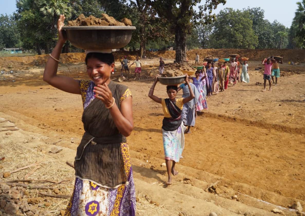 संवेदनशील गांवों में बह रही विकास की बयार : निर्माण एवं विकास कार्यों से ग्रामीणों को मिल रहा रोजगार