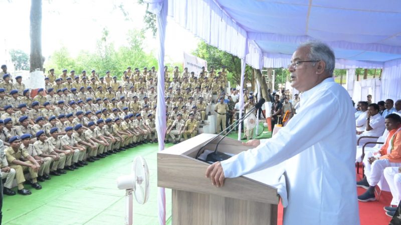 बस्तर फाइटर्स के नवनियुक्त आरक्षकों को मुख्यमंत्री ने किया संबोधित