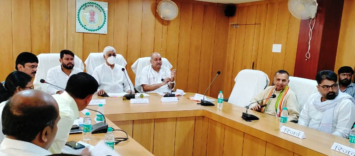 सरकार की फ्लैगशिप योजनाओं का बेहतर क्रियान्वयन सुनिश्चित करें : टी.एस. सिंहदेव