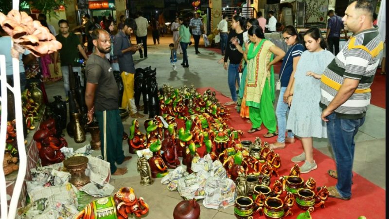 दीपावली महोत्सव बना लोगों के आकर्षण का केन्द्र