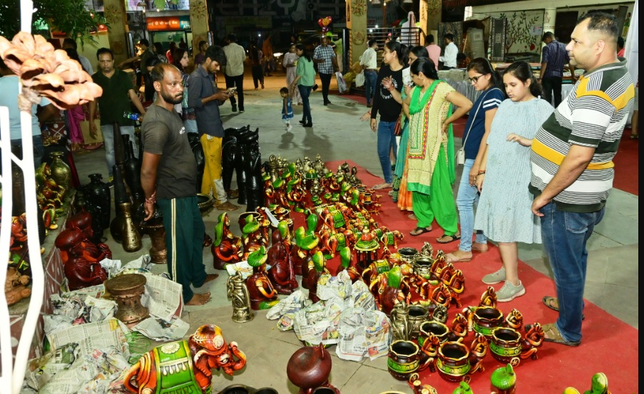 दीपावली महोत्सव बना लोगों के आकर्षण का केन्द्र