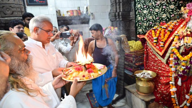 मुख्यमंत्री बघेल ने शिवरीनारायण में प्रभु नरनारायण के किये दर्शन