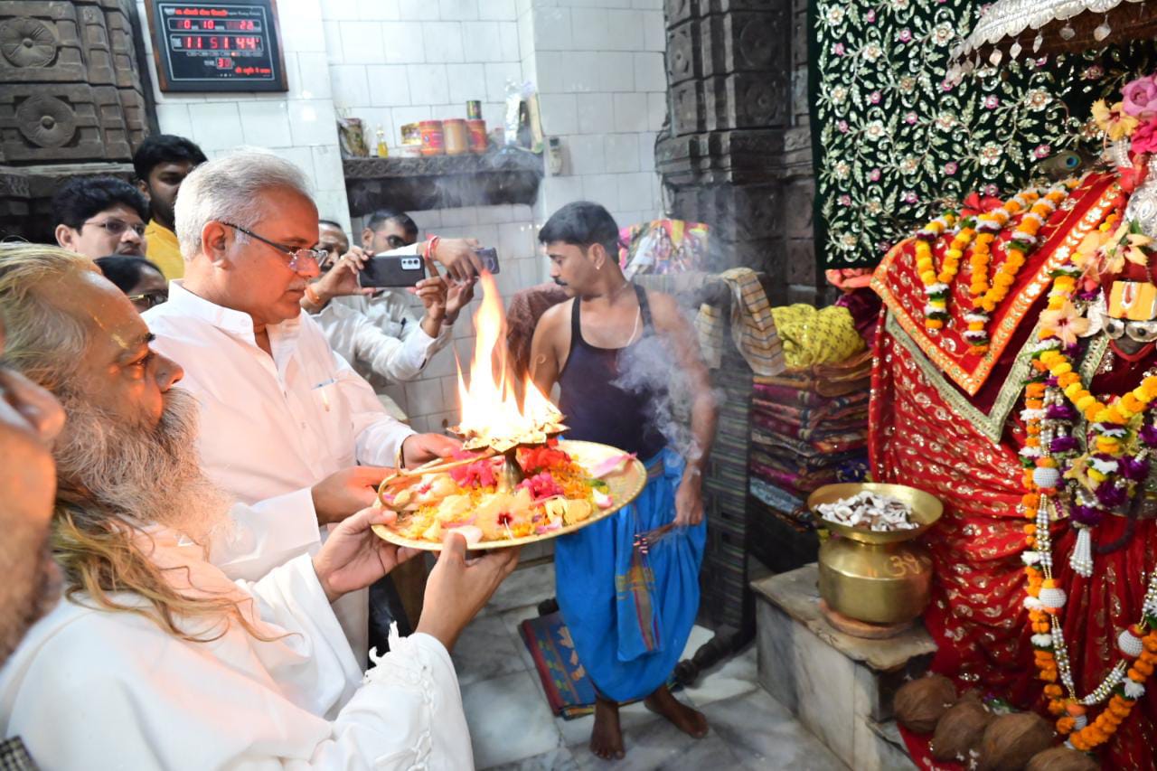 मुख्यमंत्री बघेल ने शिवरीनारायण में प्रभु नरनारायण के किये दर्शन
